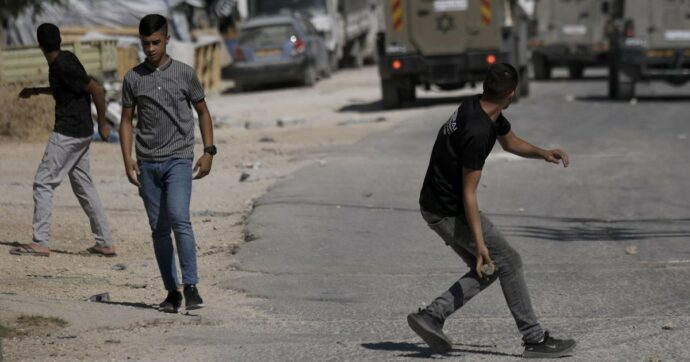 Palestinese di 18 anni ucciso durante un blitz dei militari israeliani in un villaggio della Cisgiordania. Anp: “Esecuzione sul campo”
