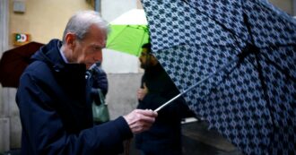 Copertina di Ha ragione Fassino, 4.718 euro son pochi. Lasci la politica, Piero: i veri stipendi d’oro sono a scuola!