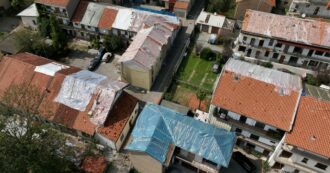 Copertina di Atteso un nuovo violento temporale: a Gerenzano (Varese) si coprono i tetti distrutti dalle grandinate del 21 e 24 luglio. Il video dal drone