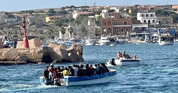 Copertina di Sbarcate 2.000 persone in 48 ore a Lampedusa