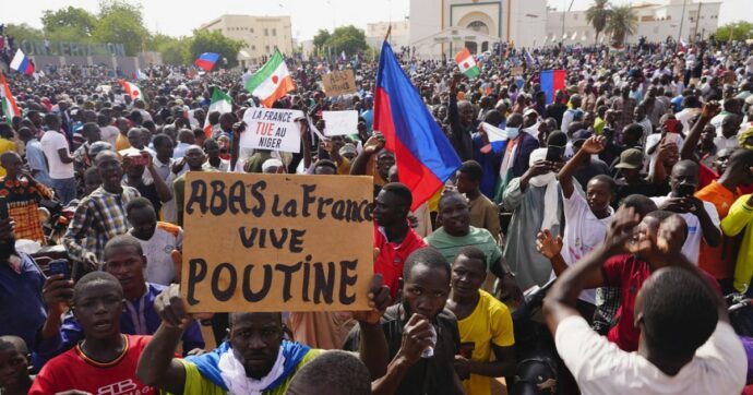 Niger, salta l’incontro tra golpisti e delegati dei Paesi africani. La giunta rompe i rapporti con Francia, Nigeria, Togo e Stati Uniti