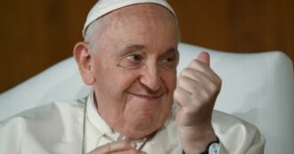 Copertina di Papa Francesco: “Anche le persone transessuali sono figlie di Dio”. E sull’Ucraina: “Continua l”offensiva di pace’ con Zuppi”