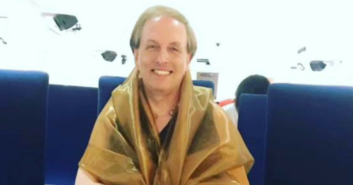 Stefano Ferri, lo scrittore che si veste da donna deriso in metrò: “Stavolta non ci ho visto più”. Ecco che cosa è successo
