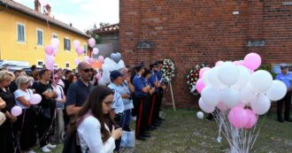 Copertina di Cologno Monzese, folla ai funerali di Sofia Castelli: la bara accolta dagli applausi. L’omelia: “Non scommettiamo su amori possessivi”