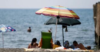 Copertina di A Metaponto una spiaggia libera era stata trasformata in privata: sequestrati 180 ombrelloni