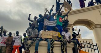 Copertina di Niger, migliaia di filo-golpisti radunati in uno stadio a Niamey: è scaduto l’ultimatum imposto da Ecowas