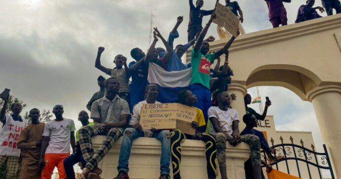 Niger, migliaia di filo-golpisti radunati in uno stadio a Niamey: è scaduto l’ultimatum imposto da Ecowas