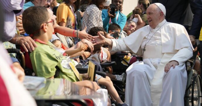 Il Papa ai giovani: “Sogno la pace. Pregate per la cara Ucraina che continua a soffrire molto”