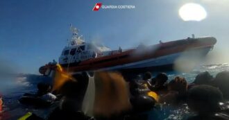 Copertina di Lampedusa, il drammatico video dei soccorsi con il mare in burrasca: salvati 57 migranti. Morti una donna e un bambino, 30 i dispersi