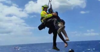 Copertina di Lampedusa, il complicato intervento per salvare i migranti i bloccati su una scogliera: i soccorritori si calano con i verricelli
