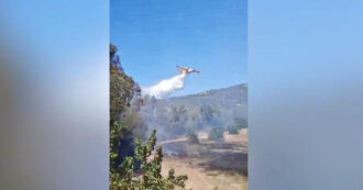 Copertina di Incendi in Sardegna, fiamme a poca distanza dalle spiagge di Costa Rei: il canadair in azione – Video