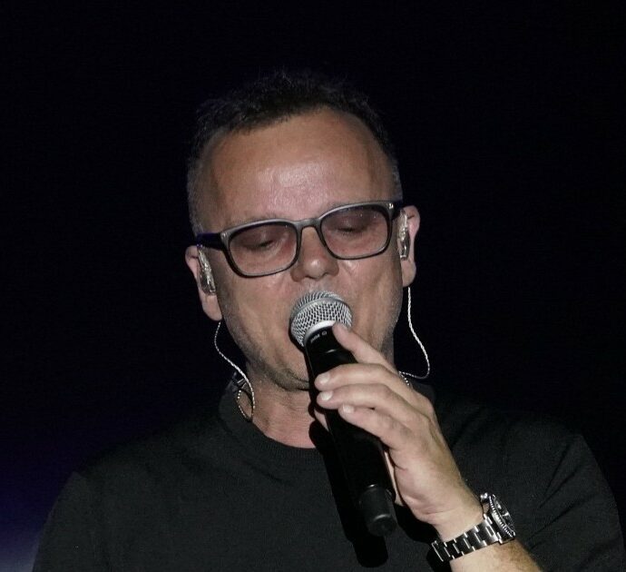 Gigi D’Alessio duetta con i calciatori del Napoli, ma il concerto viene interrotto: “Lite e malori tra il pubblico”