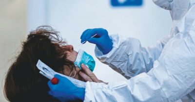 Copertina di Covid, stop isolamento positivi. Da mesi nessuno si vaccina più