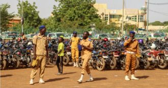 Copertina di Niger, i golpisti chiudono lo spazio aereo. “Altre truppe nelle zone di confine con il Benin”. Mali e Burkina Faso mandano delegazioni “in solidarietà”