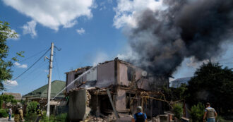 Copertina di Ucraina, la diretta – Russia bombarda un palazzo residenziale: almeno 5 morti. Turchia: “Erdoğan proporrà a Putin il cessate il fuoco”