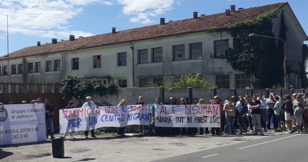 In Friuli il nuovo hotspot per migranti spacca la destra. Asse di Fdi e sinistra contro la Lega per il centro nel paese di 800 abitanti