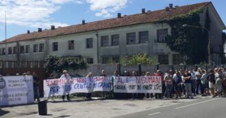 Copertina di In Friuli il nuovo hotspot per migranti spacca la destra. Asse di Fdi e sinistra contro la Lega per il centro nel paese di 800 abitanti
