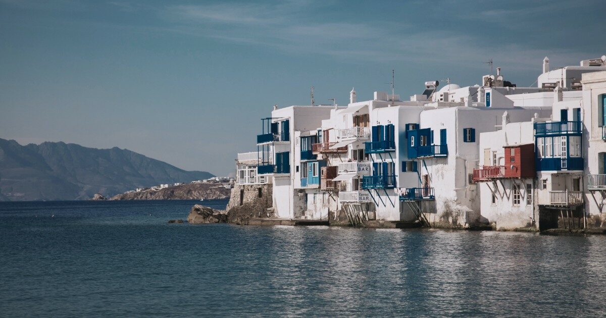 Mykonos, 520 euro per due drink e stuzzichini. La denuncia della turista: “Il titolare mi ha riso in faccia quando mi sono lamentata”