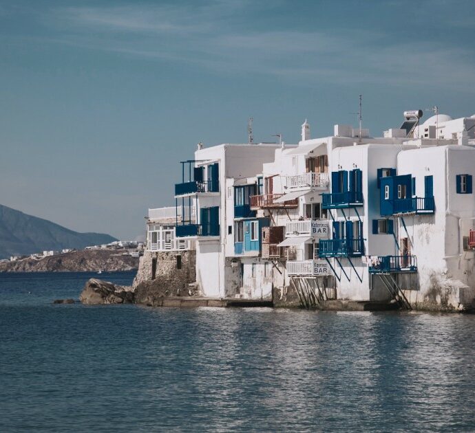 Mykonos, 520 euro per due drink e stuzzichini. La denuncia della turista: “Il titolare mi ha riso in faccia quando mi sono lamentata”