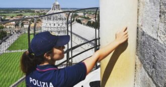 Copertina di Turista incide un cuore con le sue iniziali e quelle del fidanzato sulla Torre di Pisa: denunciata