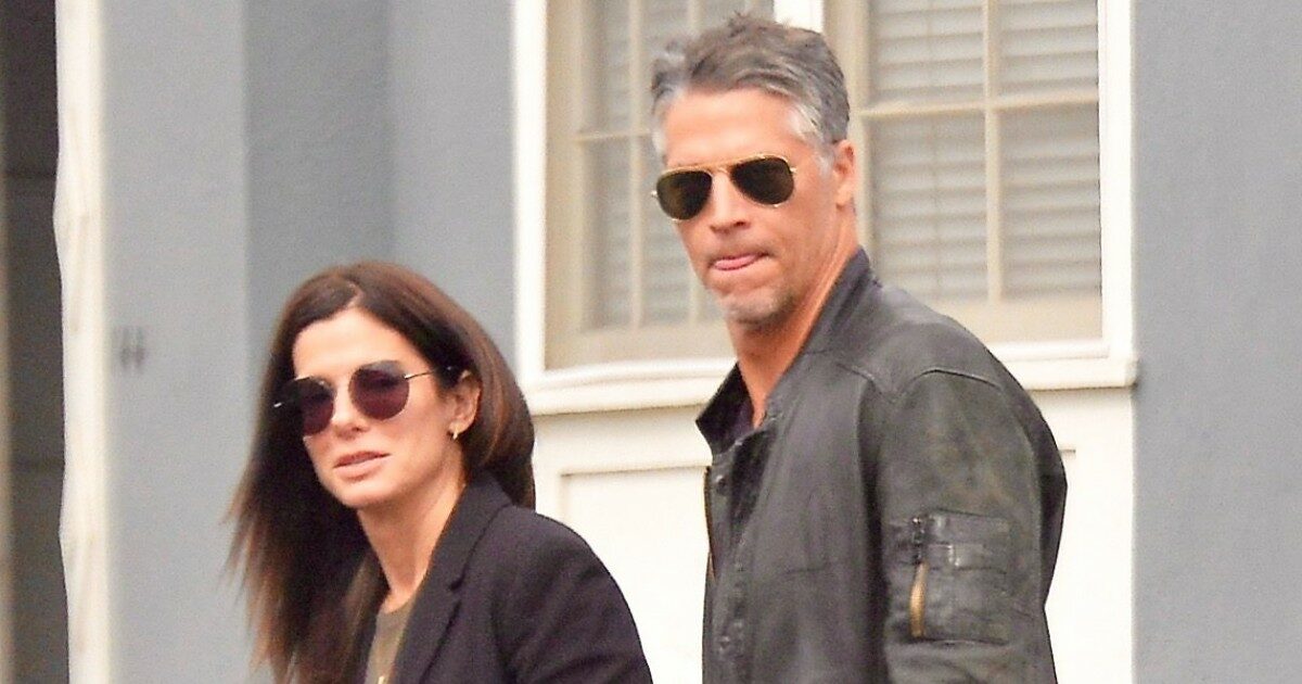 Sandra Bullock in lutto, è morto il compagno Bryan Randall: “Da tre anni aveva la SLA”