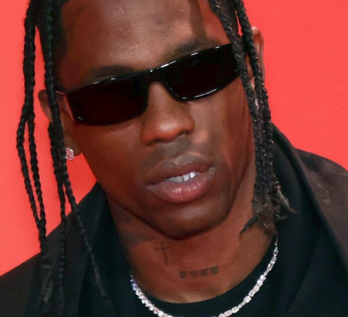 Si arrampica per eludere i controlli e vedere gratis il concerto di Travis Scott ma cade da 4 metri: grave un 14enne