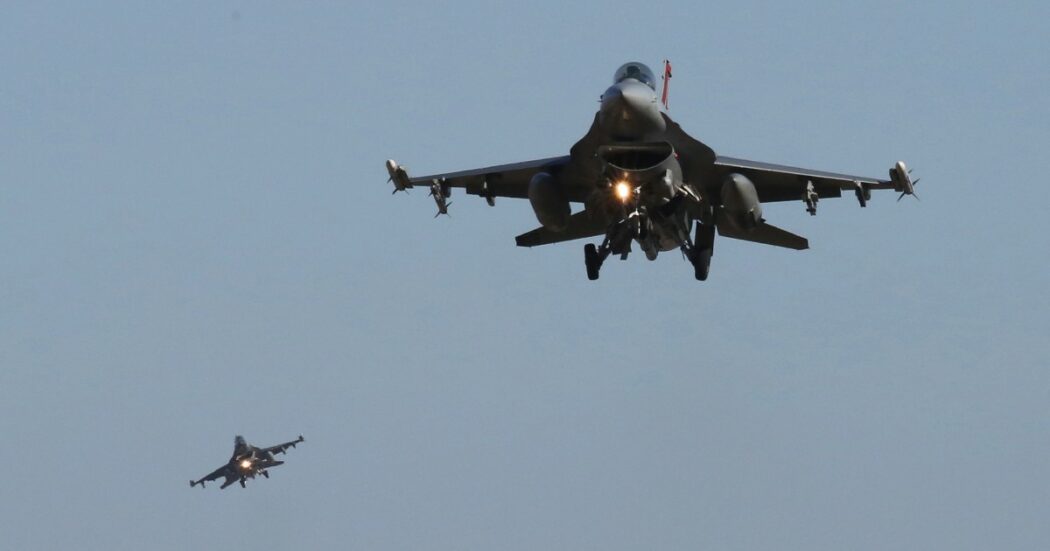 Ucraina, la diretta – Via libera di Biden all’addestramento dei piloti ucraini sugli F-16. Droni nella regione di Mosca