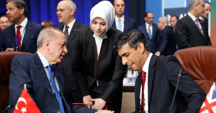 Interrompere l’approvvigionamento di barche e collaborare tra intelligence: nuovo accordo Uk-Turchia per contrastare l’immigrazione