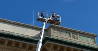 Copertina di Milano, al via i lavori per rimuovere le scritte dei writer sulla Galleria Vittorio Emanuele II