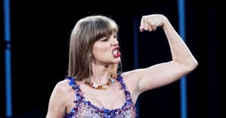 Copertina di Taylor Swift, le finte foto hard diventano virali su X: “Scatti a luci rosse create con l’intelligenza artificiale”