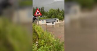 Copertina di Inondazioni in Norvegia per la tempesta Hans: così la corrente spazza via case e roulotte – Video