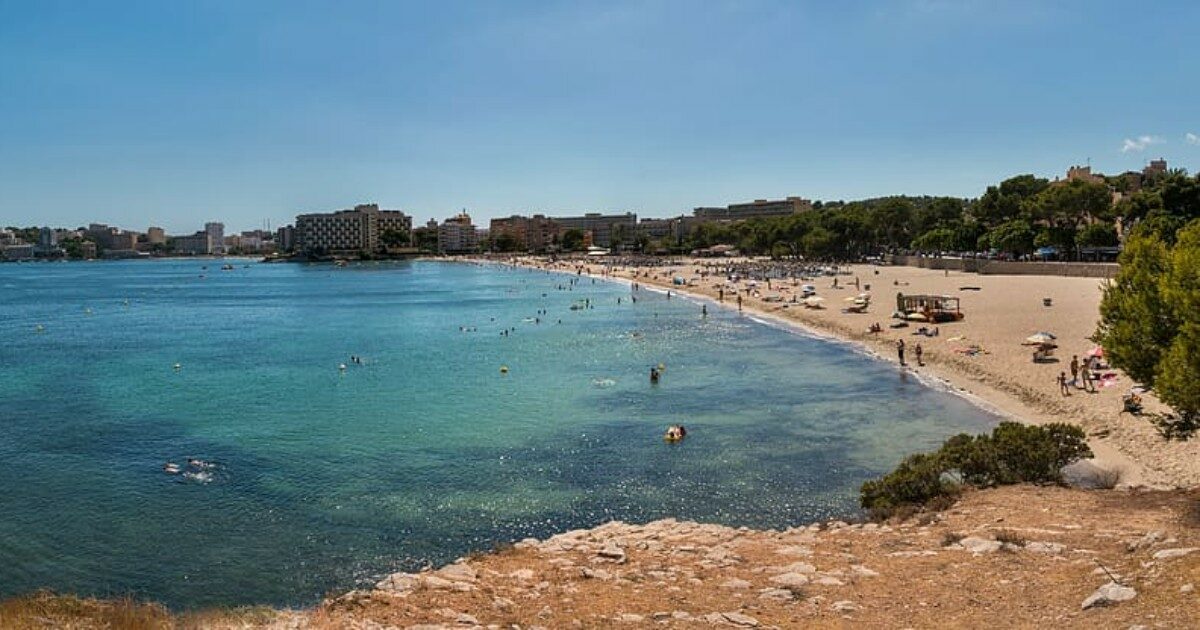 Pratica sesso orale senza consenso a un giovane che dorme ubriaco in spiaggia: identificato grazie ai video dei passanti e arrestato