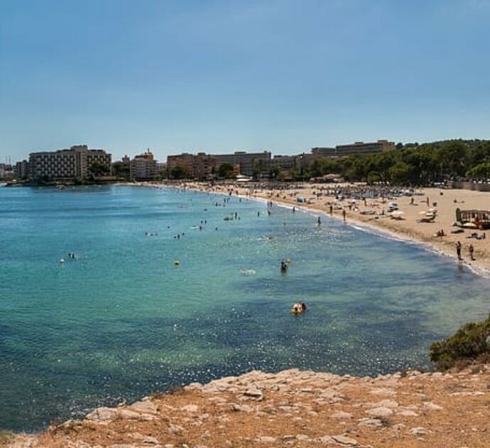 Pratica sesso orale senza consenso a un giovane che dorme ubriaco in spiaggia: identificato grazie ai video dei passanti e arrestato