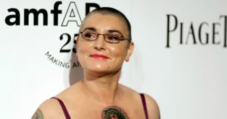Copertina di Sinead O’Connor, i fan cantano “Nothing Compares 2 U” ai funerali islamici – VIDEO