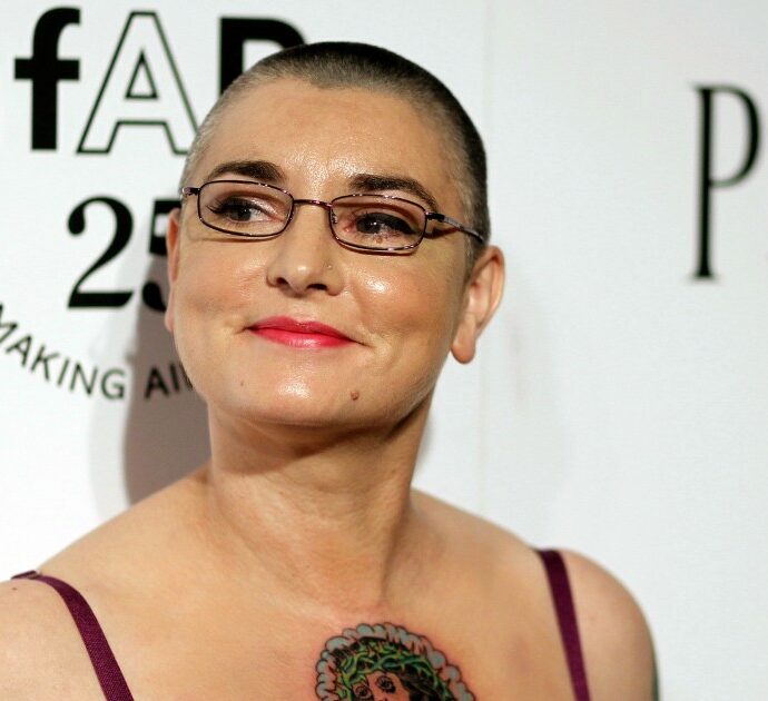 Sinead O’Connor, i fan cantano “Nothing Compares 2 U” ai funerali islamici – VIDEO