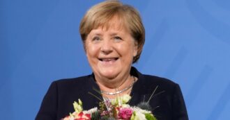 Copertina di “Cara” Merkel, da quando non è più cancelliera lo Stato ha speso 55 mila euro per la sua parrucchiera e truccatrice