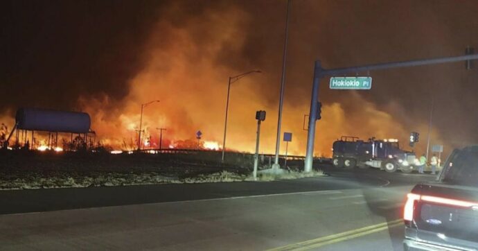 Incendi alle Hawaii, isola di Maui devastata e Lahaina rasa al suolo: 36 morti. Biden dichiara lo stato di emergenza