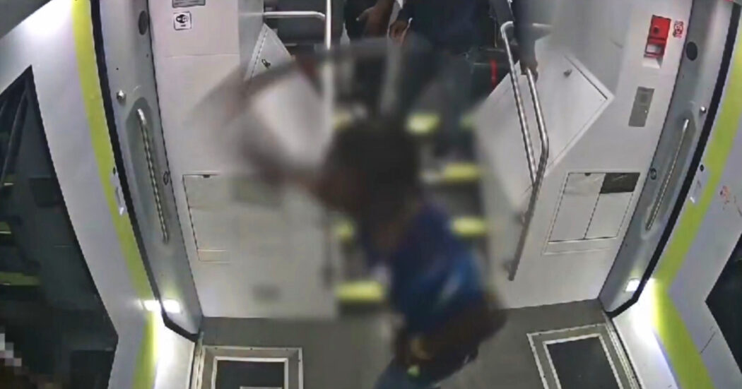 Lecco, rapina a colpi di machete sul treno regionale: arrestati due giovani. Il video delle aggressioni