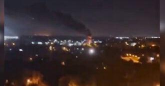 Copertina di Esplosioni e vasto incendio alle porte di Mosca: il video delle fiamme vicino all’aeroporto di Domodedovo