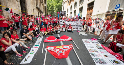 Copertina di La Perla salvata: firmati i contratti per 210 dipendenti dopo l’acquisizione di Kern