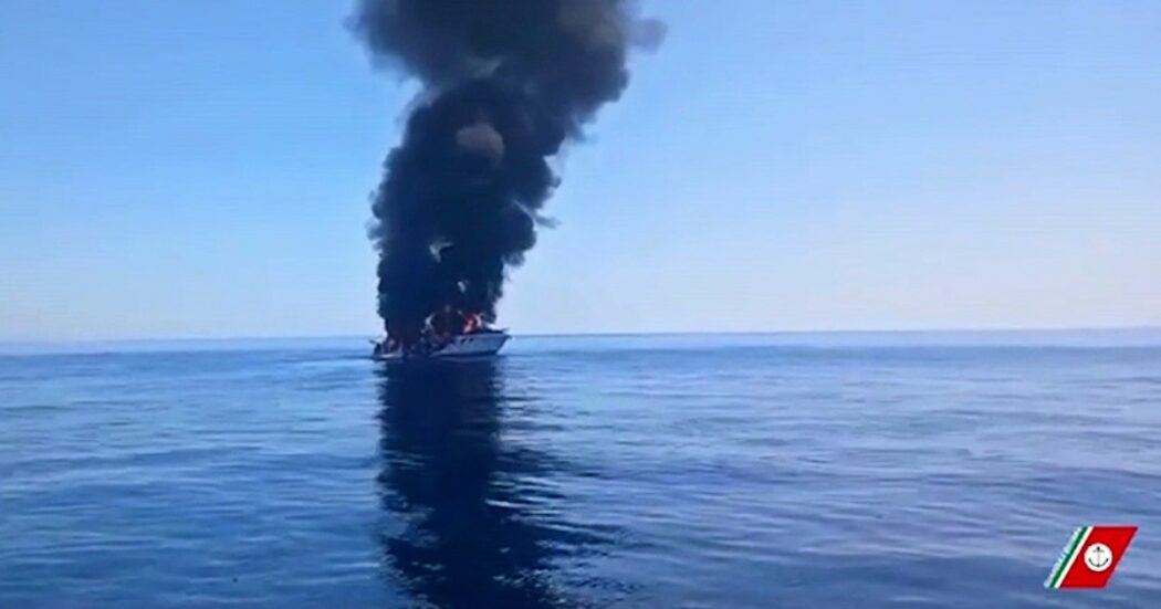 Livorno, affonda una barca in fiamme: gli occupanti si salvano salendo su una zattera di emergenza