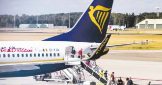 Copertina di “Avvicinava le signore anziane dicendo: ‘mi piace la morfina’, ha tentato di accendersi una sigaretta e ha dato di matto”: passeggero cacciato da un volo Ryanair