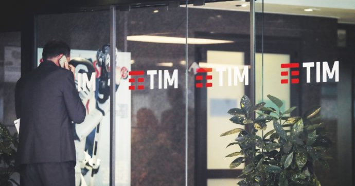 Giorgetti  firma l’accordo col fondo Usa Kkr: il governo entra nella rete Tim, avrà il 20%