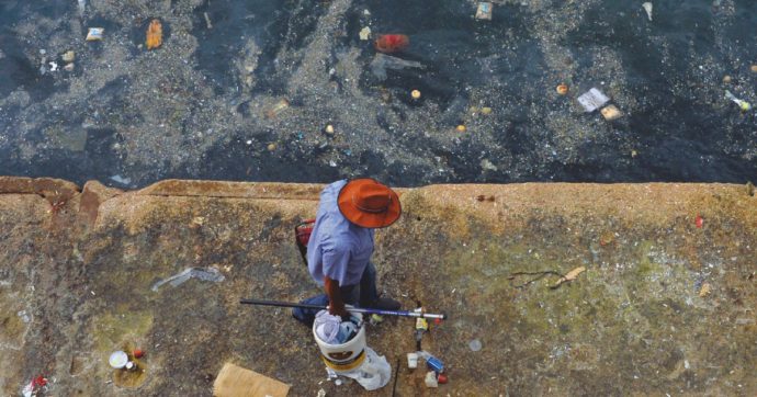 Copertina di Usiamo il mare come discarica industriale (e gli effetti si vedono)