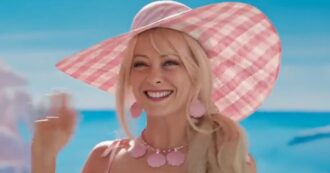 Copertina di Giorgia Meloni come Barbie, Salvini come Ken: la divertente video-parodia fa il giro del web. E ci sono anche Gasparri e La Russa