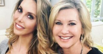 Copertina di Olivia Newton John, la rivelazione choc della figlia: “Ricevo sue visite dall’aldilà. Si presenta sotto forma di sfera blu”