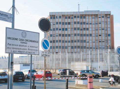 Torino, due donne morte in carcere: una si è lasciata morire di fame, l’altra si è impiccata