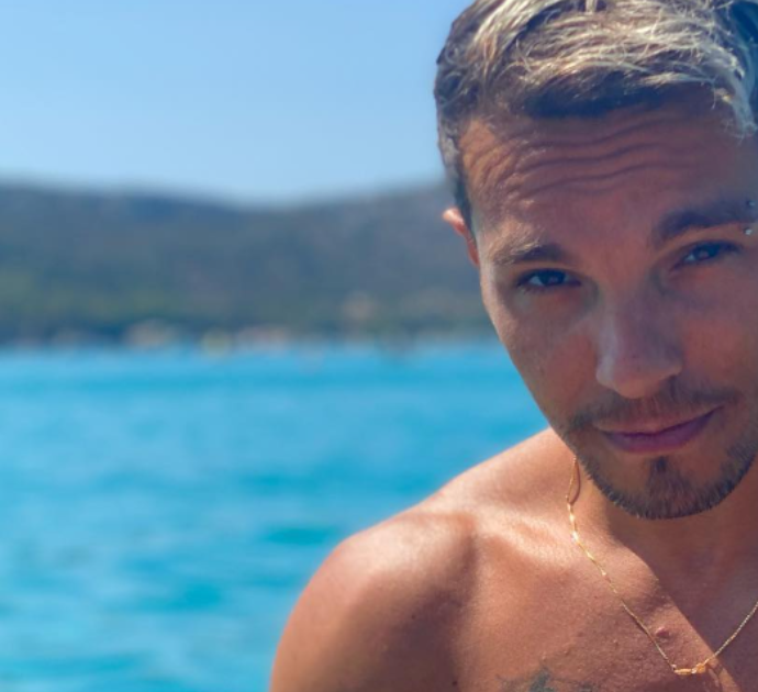 Marco Carta ha un nuovo fidanzato: “Non scappo più, ho imparato ad abbracciare il dolore”. Ecco chi è