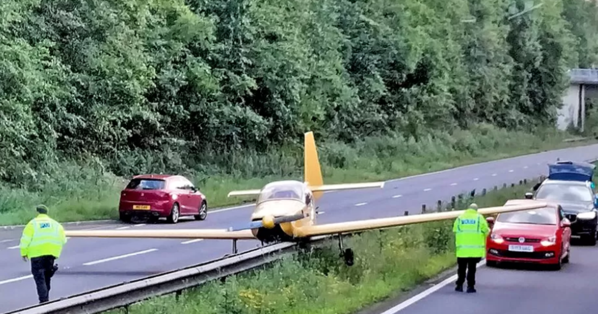 Aereo atterra in tangenziale tra le auto: caos in strada all’ora di punta