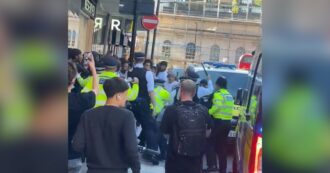 Copertina di Caos a Londra, decine di giovani si danno appuntamento via Tiktok per un saccheggio di massa a Oxford Street. Tensioni con la polizia – Video